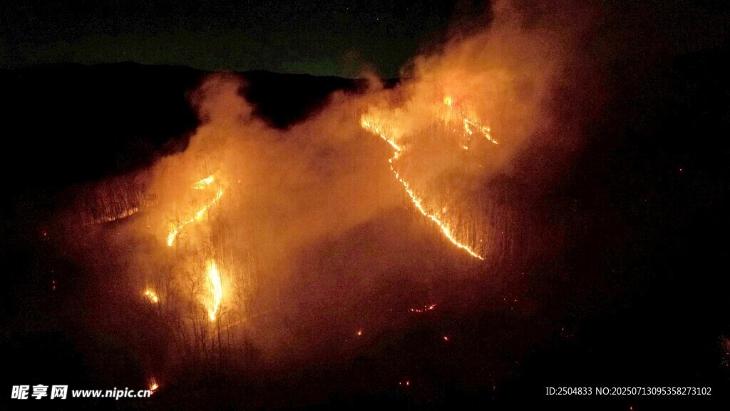 火山熔岩喷发壮观景象