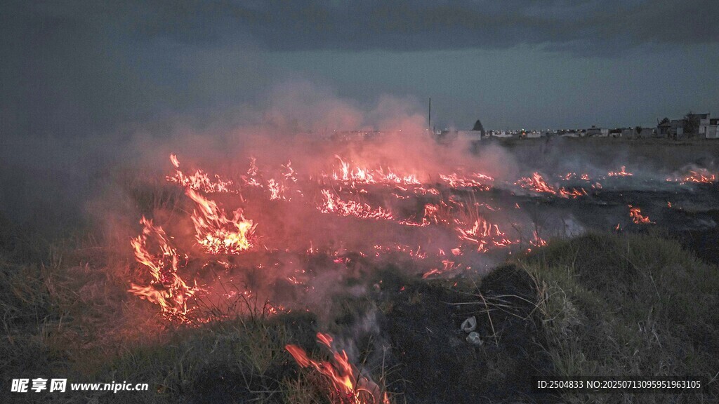 火山熔岩喷发壮观景象
