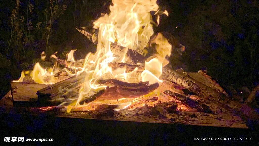 篝火熊熊燃烧的温暖场景