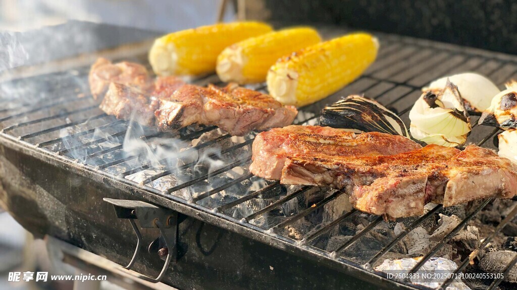户外烧烤美味肉类与玉米