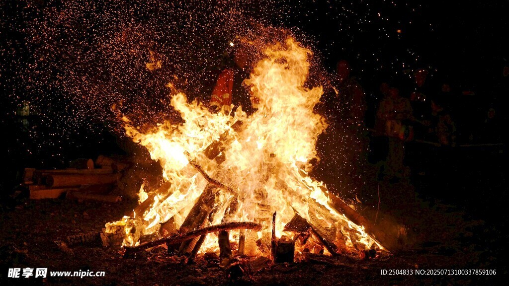 夜晚熊熊燃烧的篝火