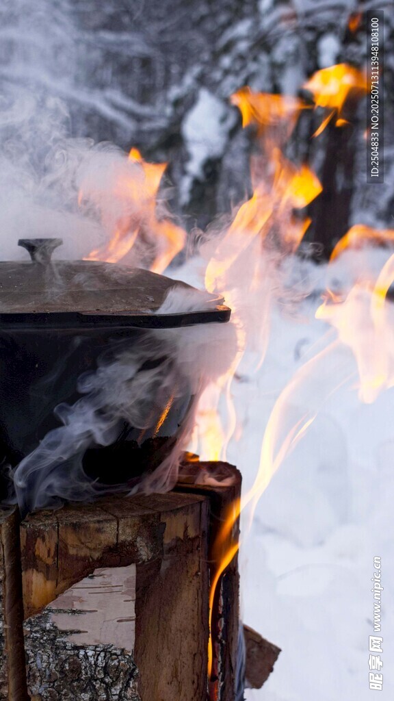 雪天户外生火烹饪场景