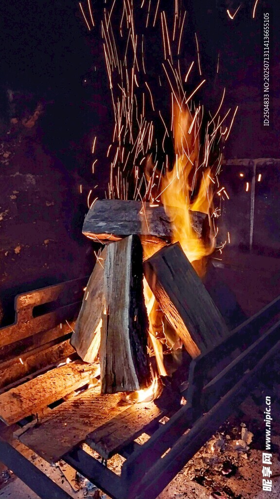 篝火熊熊燃烧的温暖场景