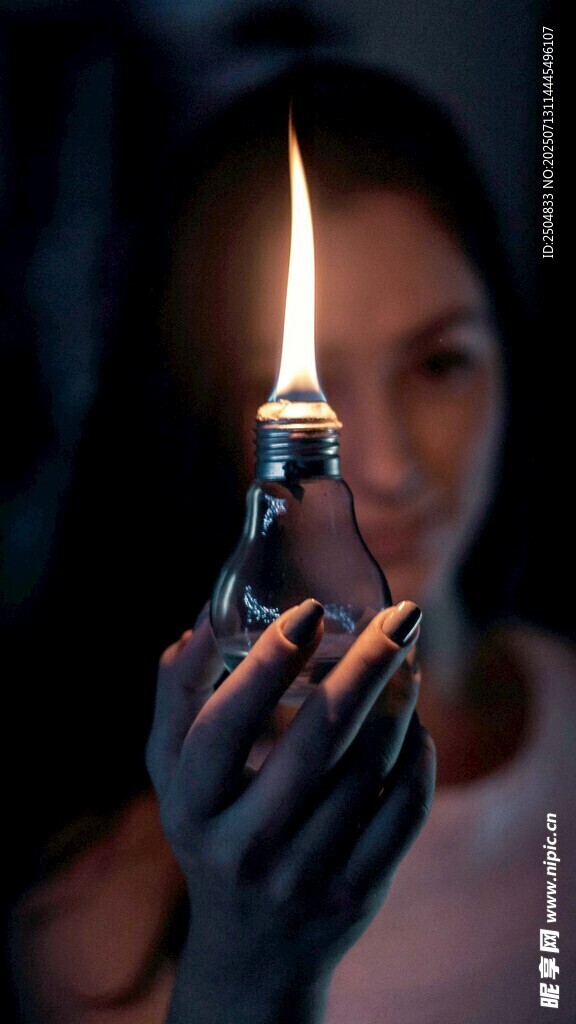 手持打火机点亮火焰