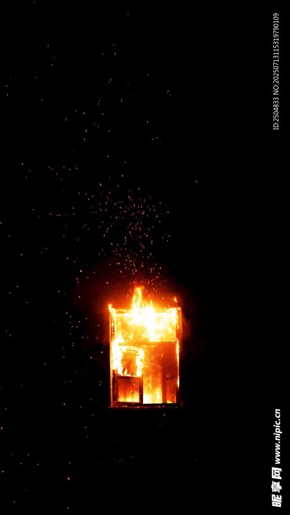 黑夜中燃烧的明亮火焰