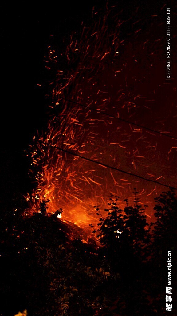 夜空下的绚烂红色烟火