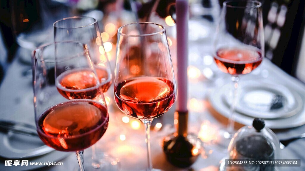 浪漫烛光下的精致红酒杯