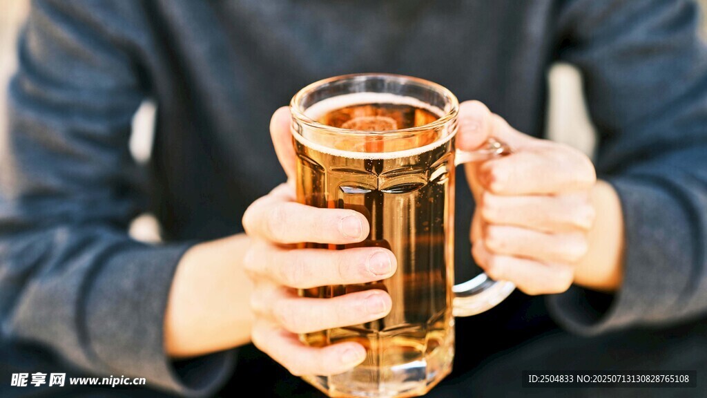 双手捧持的大啤酒杯