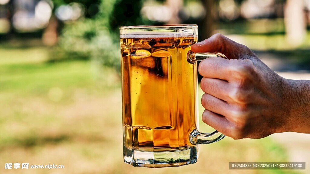 手持大杯啤酒享受惬意时光