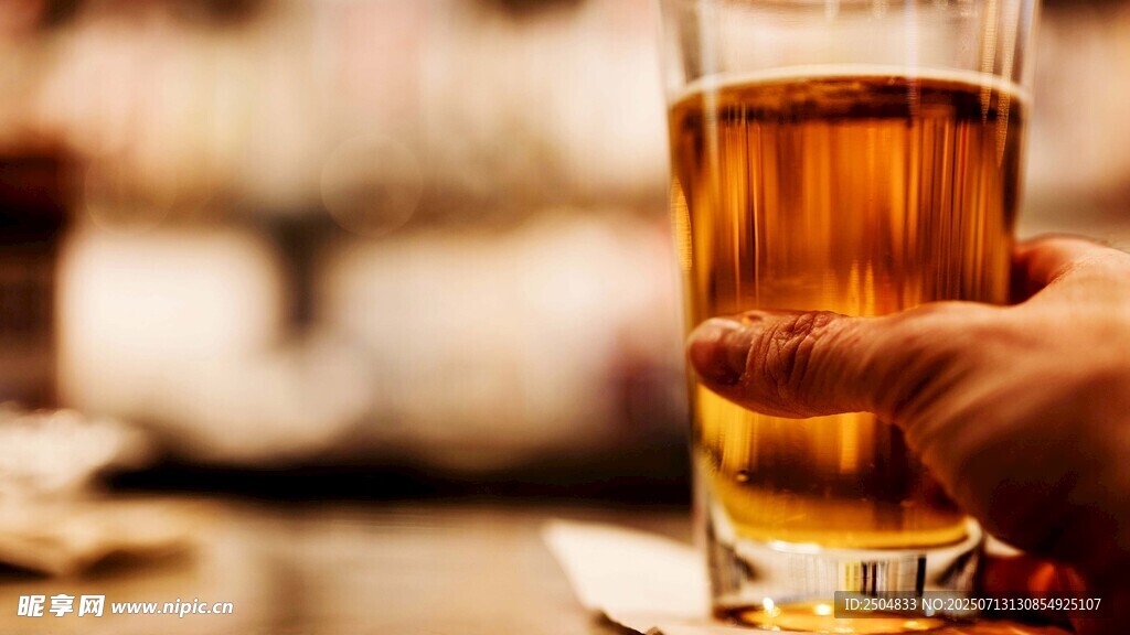 手持一杯金黄啤酒
