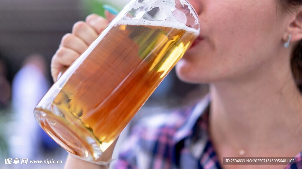 女性畅饮大杯啤酒