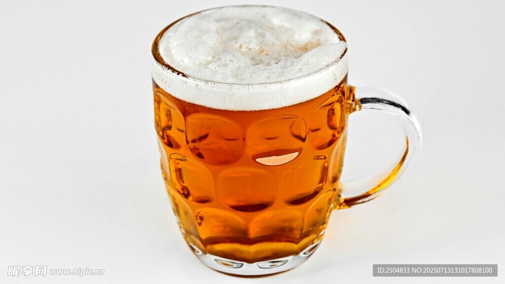 满溢泡沫的琥珀色啤酒杯