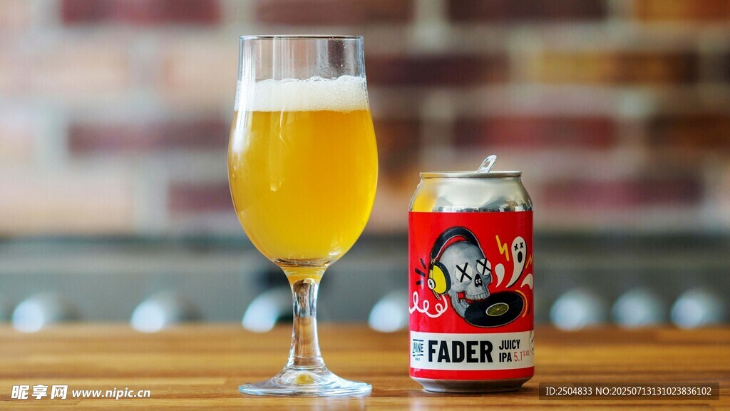 一杯精酿啤酒与罐装啤酒