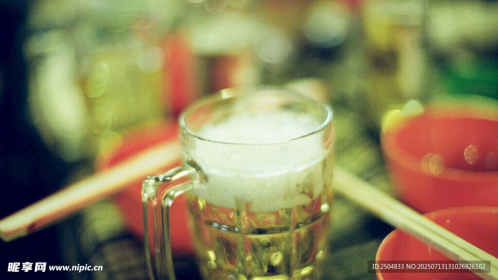 啤酒杯中的泡沫特写