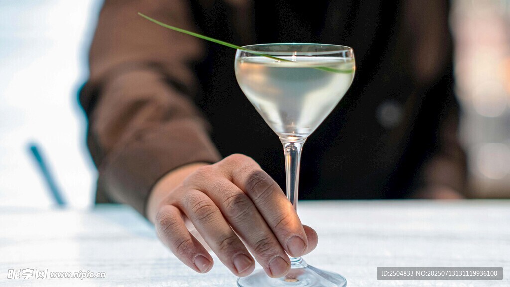 手持马天尼酒杯特写