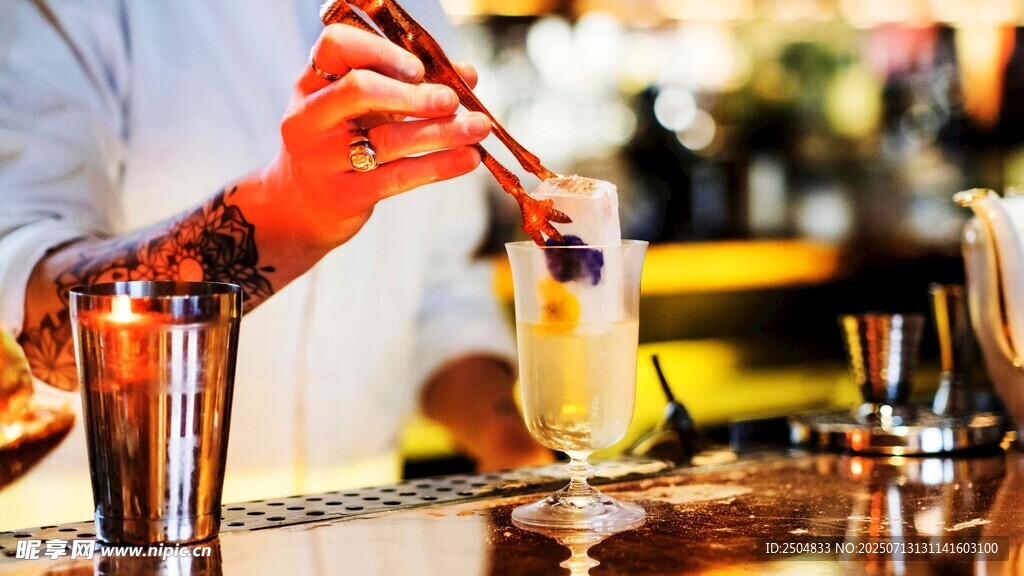 调酒师专注调制鸡尾酒