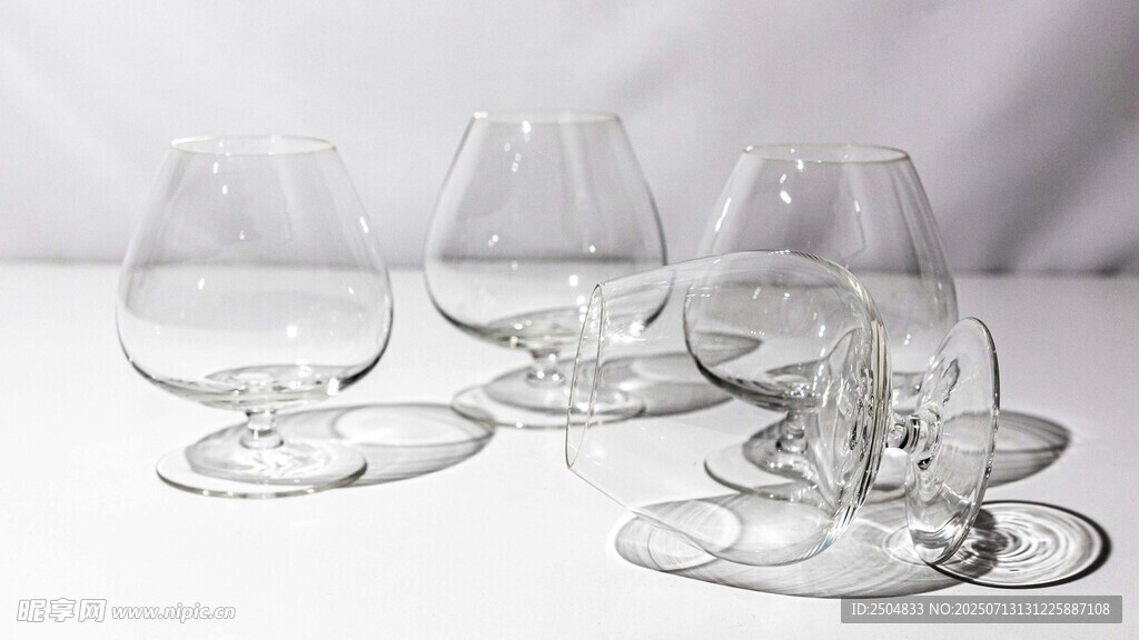 一组精致玻璃酒杯