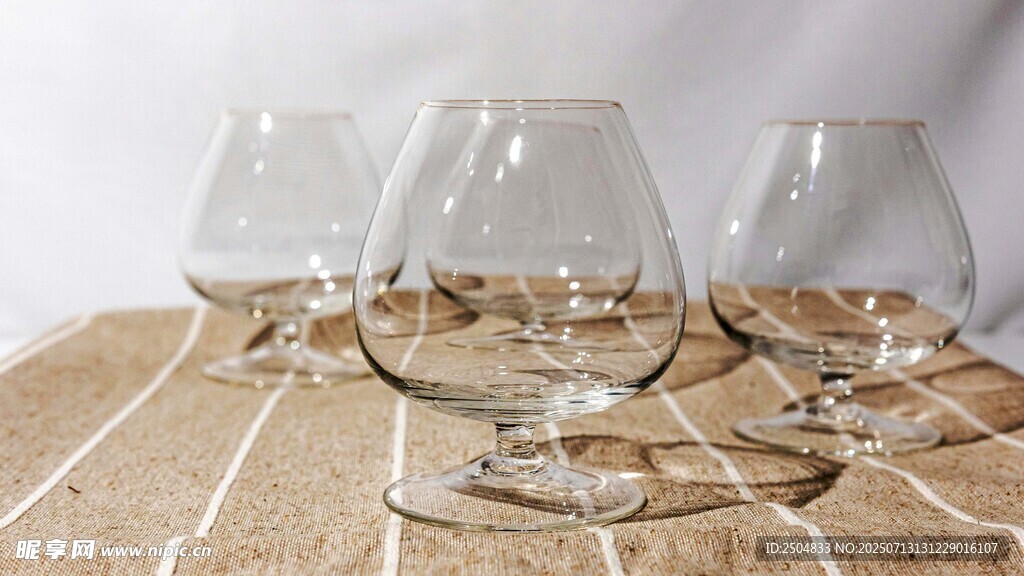 三只透明高脚葡萄酒杯