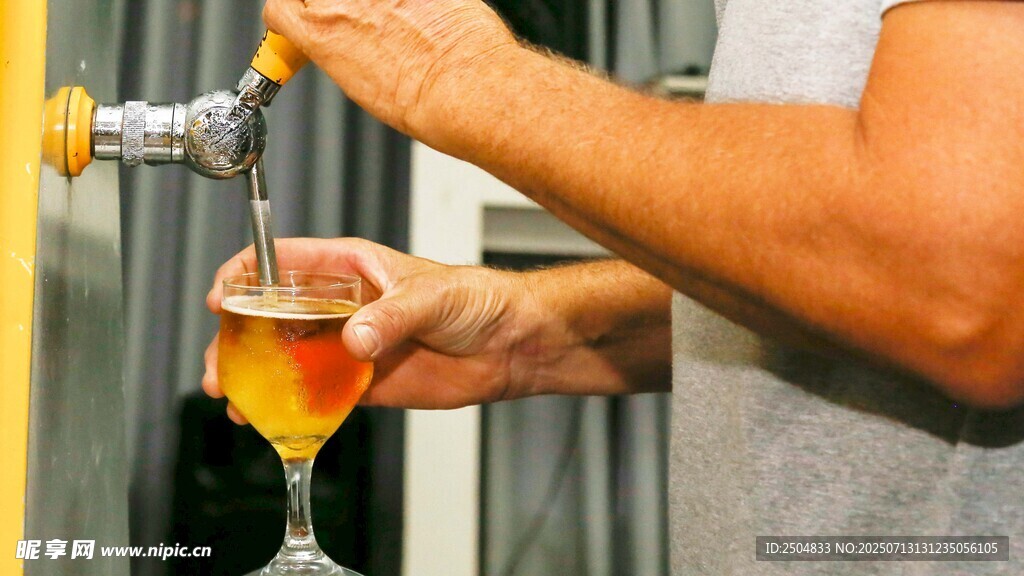 手工倒精酿啤酒瞬间