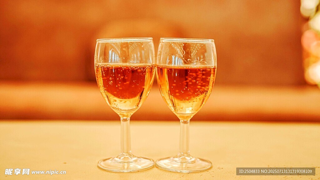 两杯香槟酒