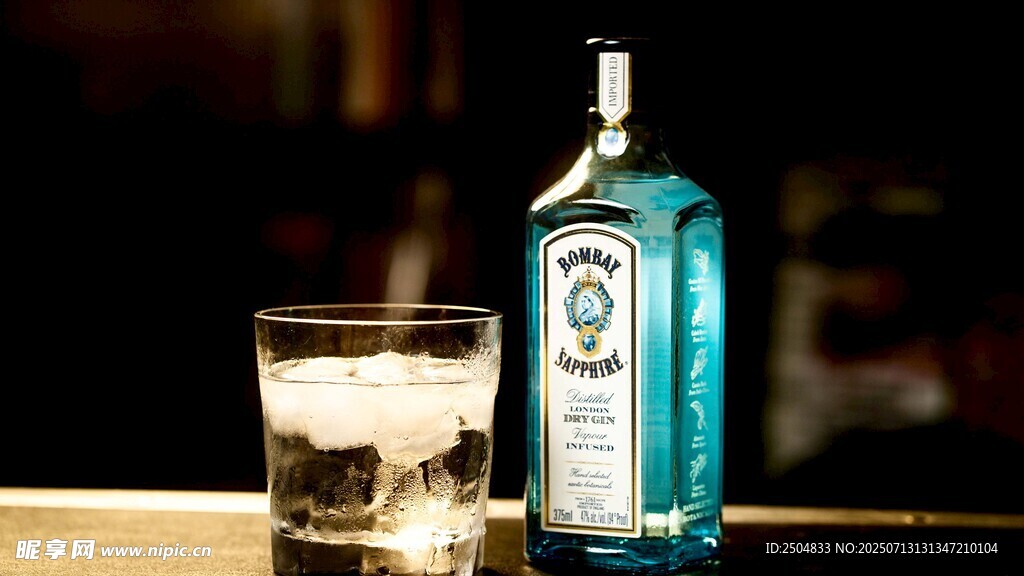 蓝色酒瓶与加冰玻璃杯