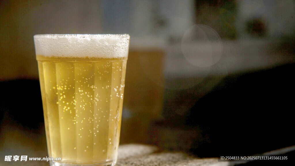 一杯金黄泡沫丰富的啤酒