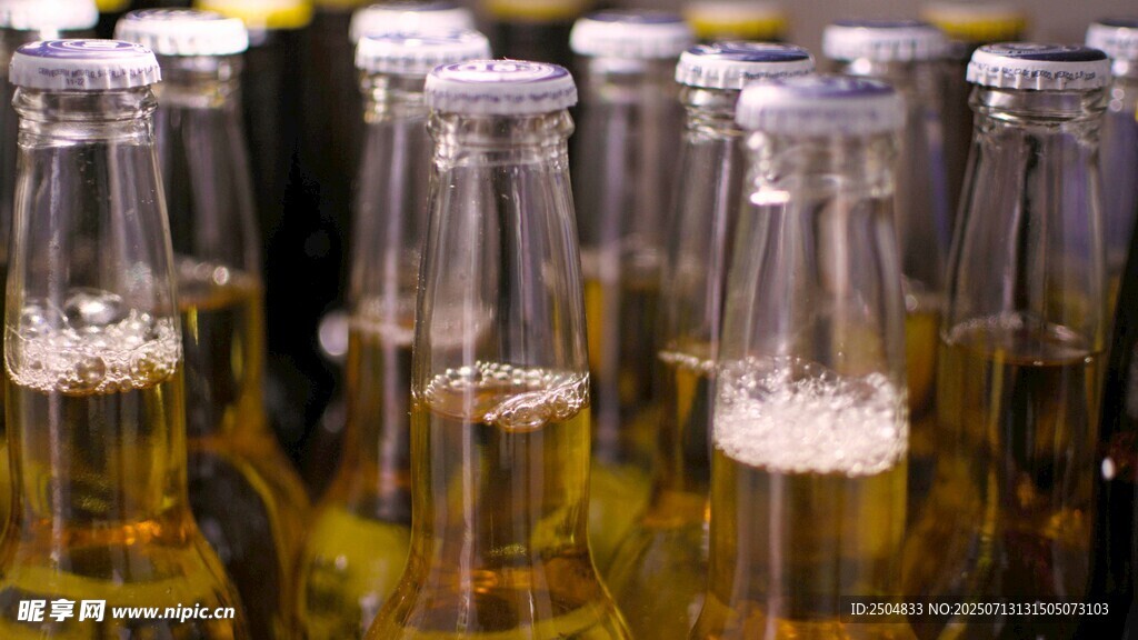 瓶装啤酒整齐排列