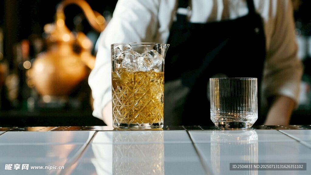 调酒师正在调制美味饮品