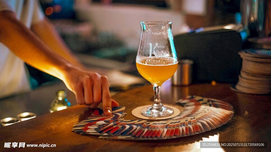 手推啤酒杯 享受惬意时光