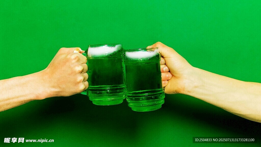 双手碰杯绿色啤酒
