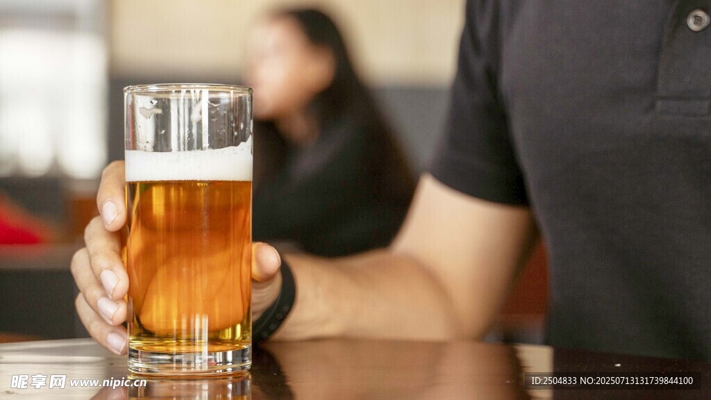 手持啤酒杯的惬意瞬间