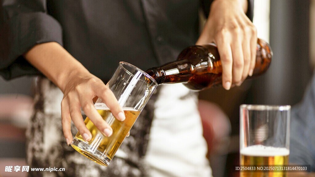 倒啤酒瞬间