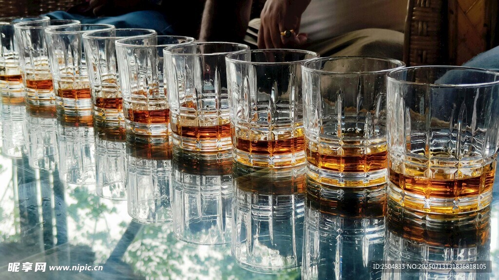 排列整齐的威士忌酒杯