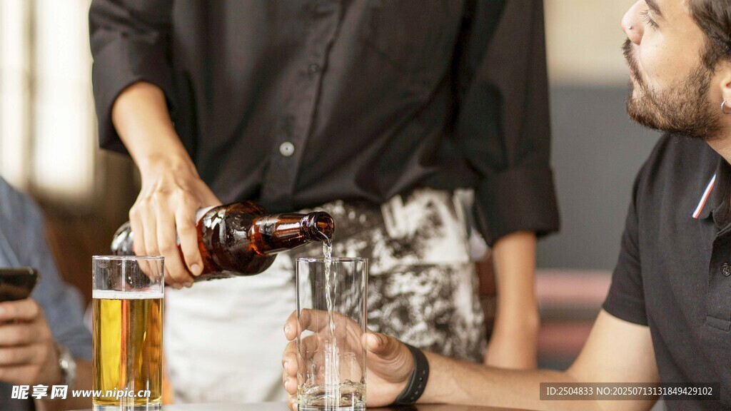 酒吧中两人互动倒酒场景