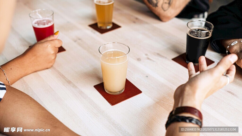 众人举杯畅饮各色啤酒