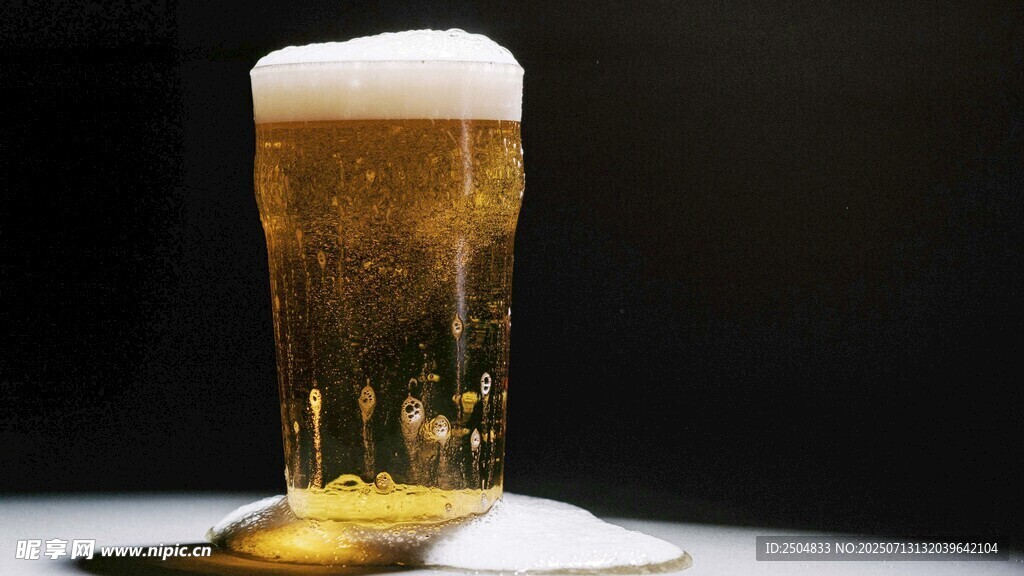 满溢的啤酒杯