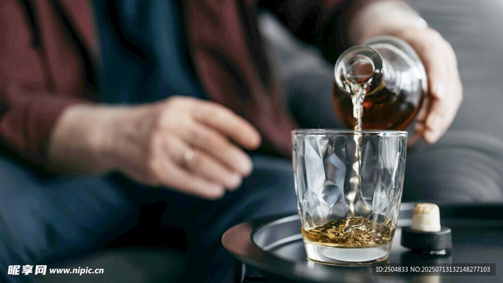 倒酒瞬间的惬意时刻