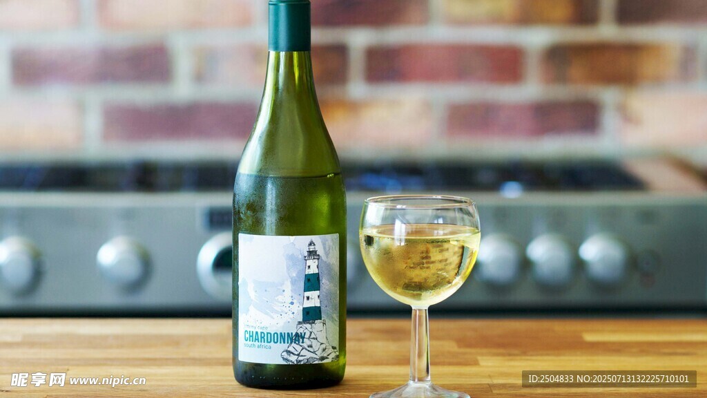 桌上绿瓶美酒与一杯佳酿