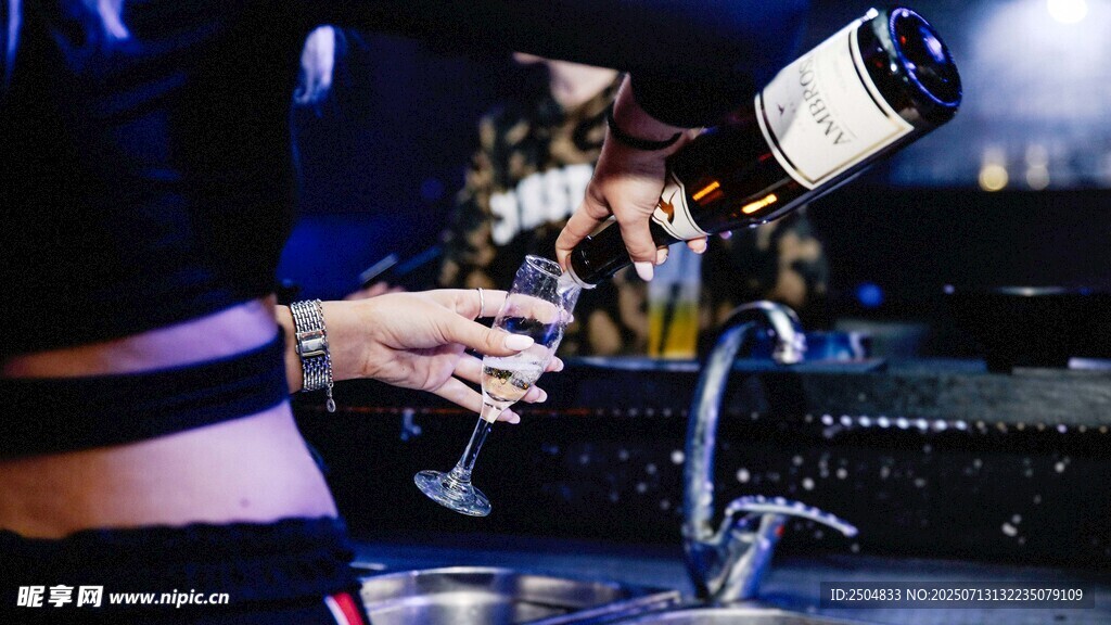 酒吧调酒师专注调酒瞬间