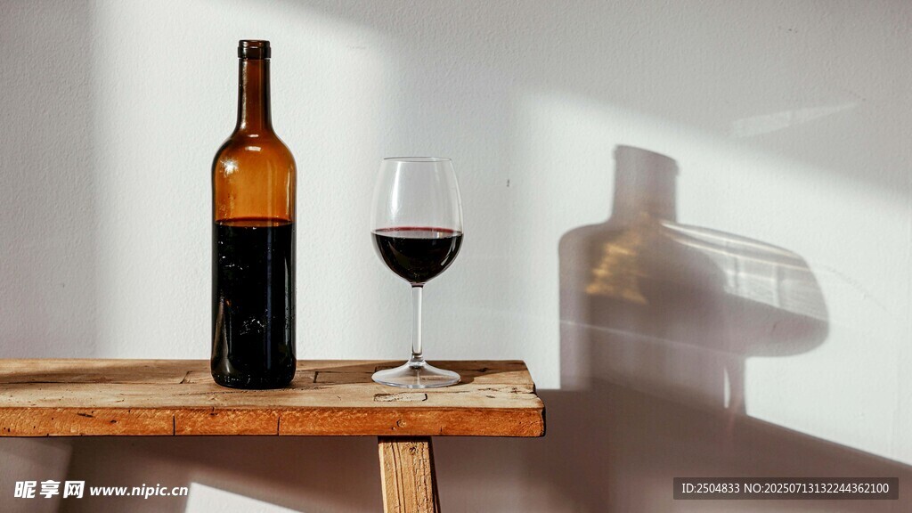 木桌上的酒瓶与红酒杯