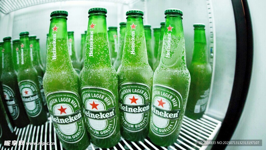 冰箱中的喜力啤酒瓶