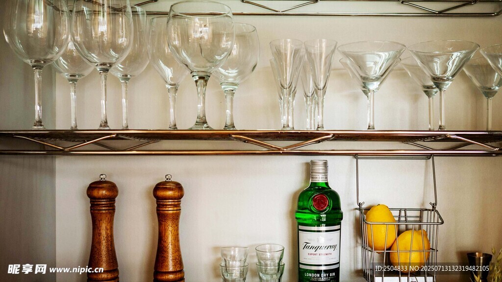 酒吧架上的酒具与物品