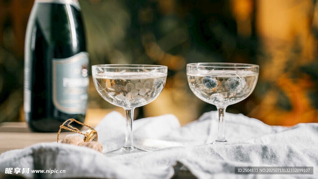 优雅香槟酒具与美酒