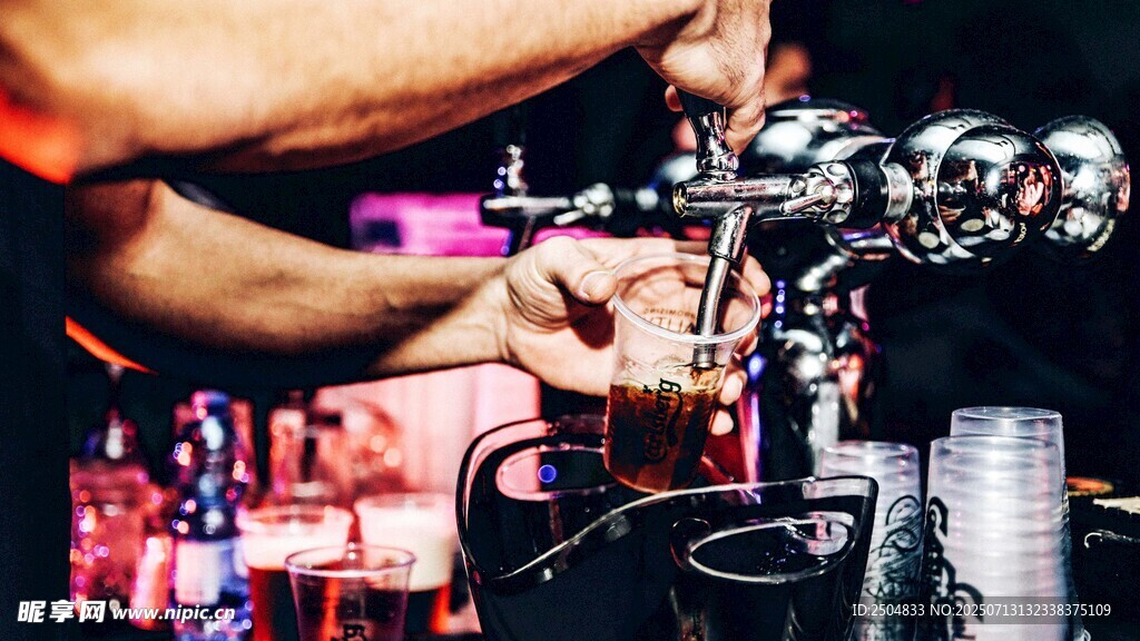 酒吧调酒师专注调酒瞬间