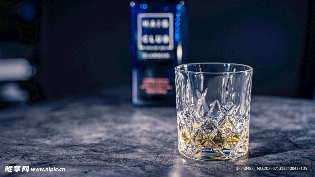 威士忌酒杯中的琥珀色佳酿