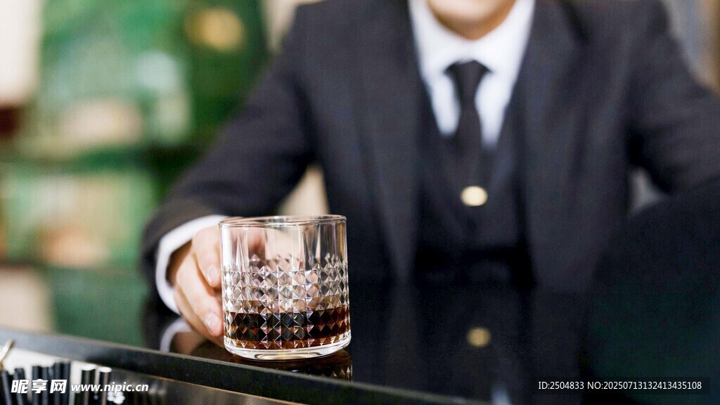 男士手持精致玻璃杯