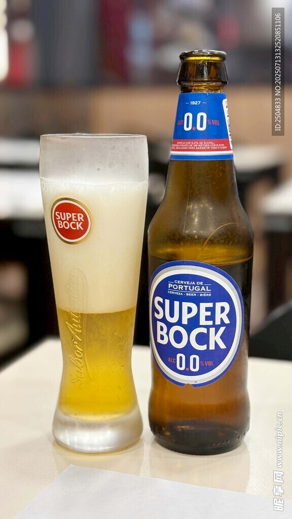 超级干啤啤酒与玻璃杯