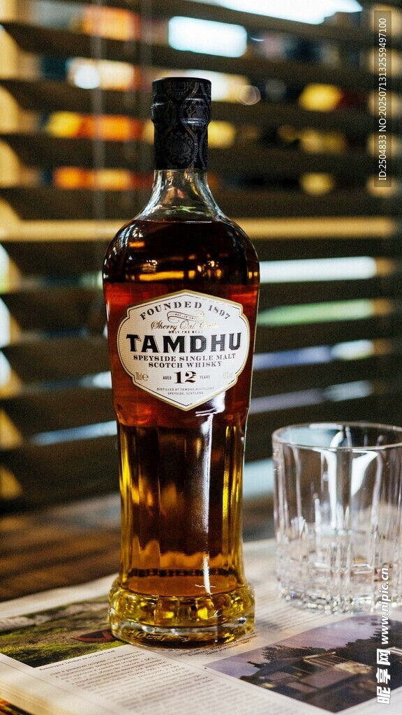 卡露伽威士忌与酒杯特写