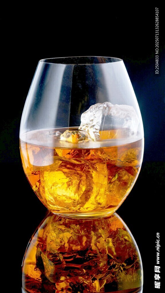 琥珀色威士忌配冰块