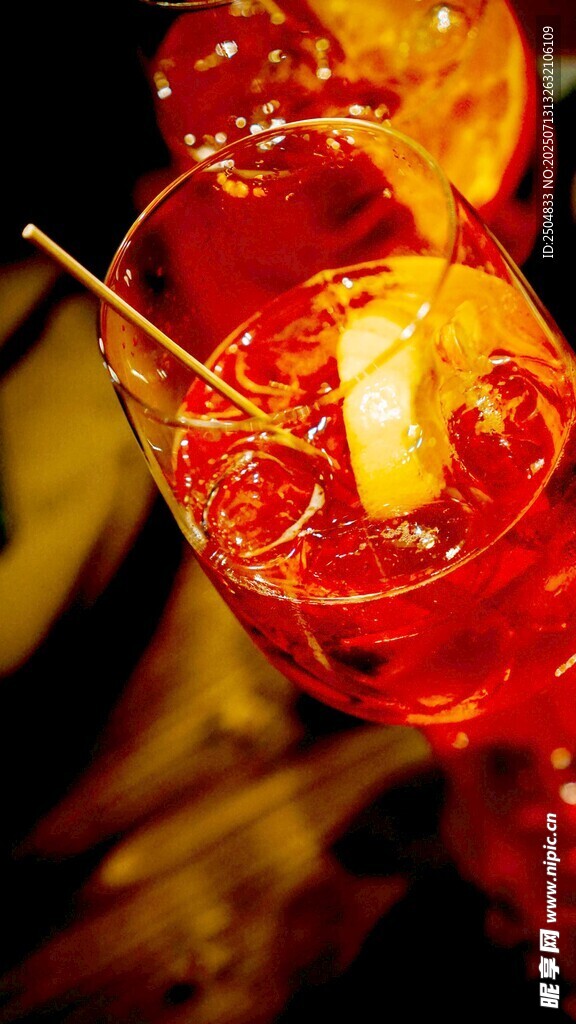 红色鸡尾酒 点缀柠檬片